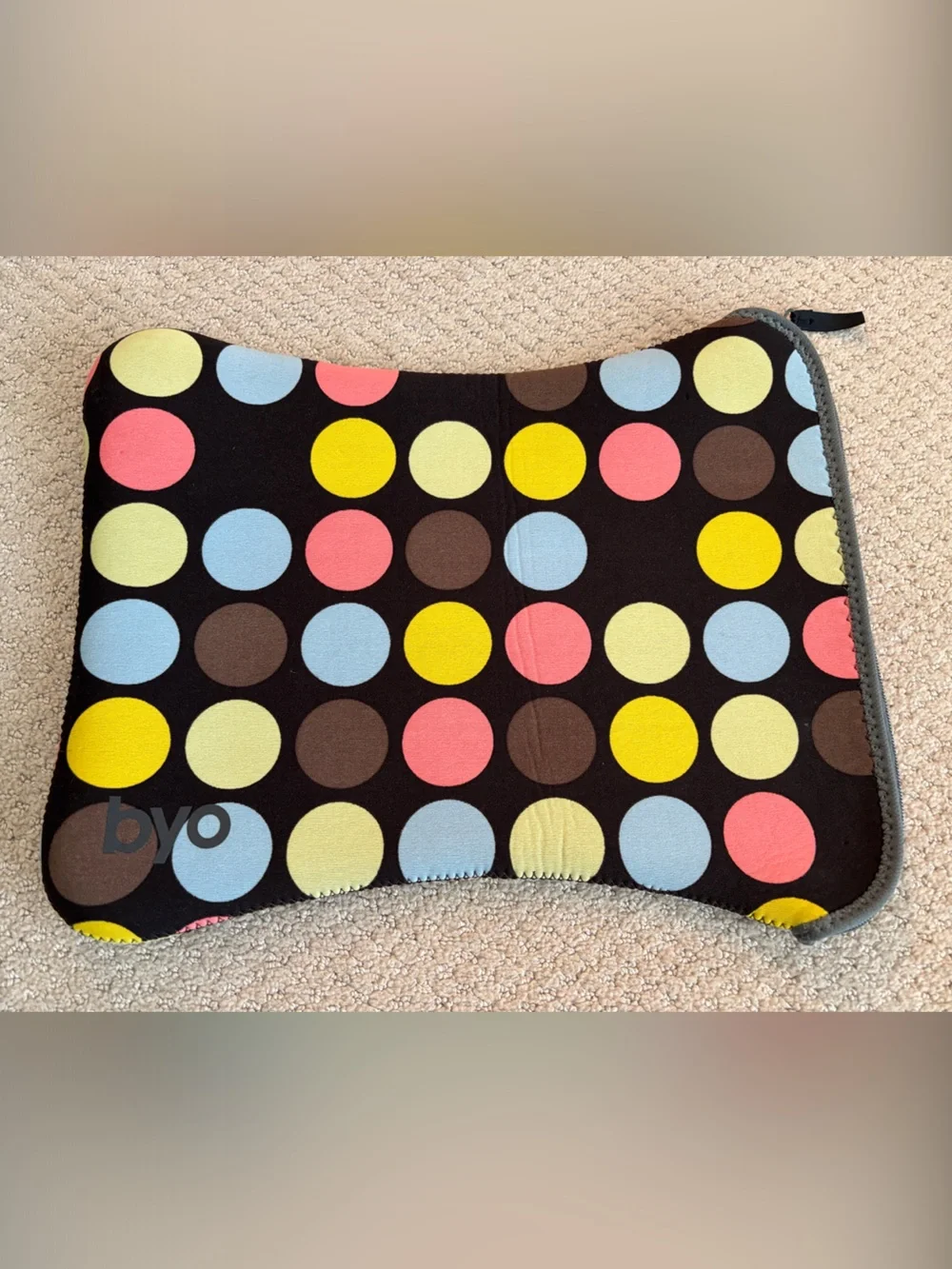 Laptop sleeve with zipper closure
